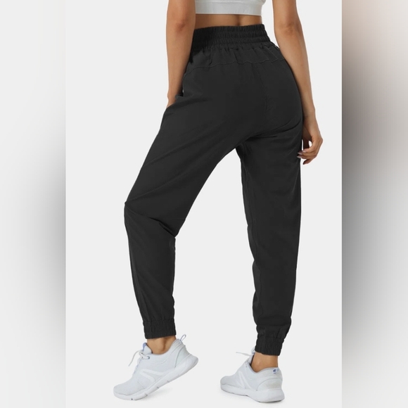 Halara high waisted elastic hiking joggers - Picture 2 of 4